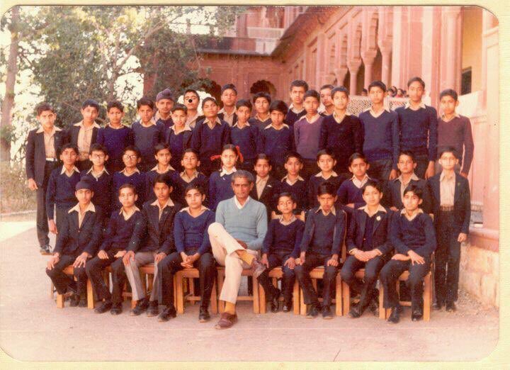 अखिलेश यादव ने सैनिक स्कूल की पुरानी तस्वीर के साथ